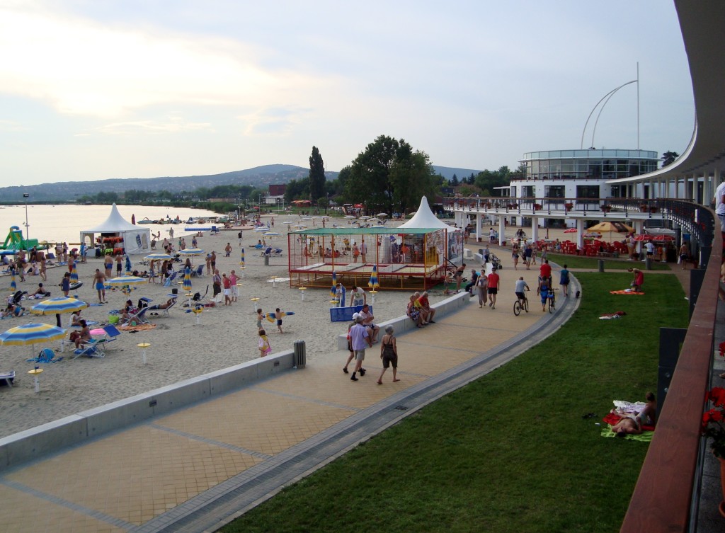 A Velence korzó és a Szabadstrand Gólya Villapark